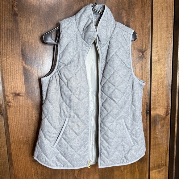 Old Navy Size M Women’s quilted vest grey gold zipper - Picture 6 of 8
